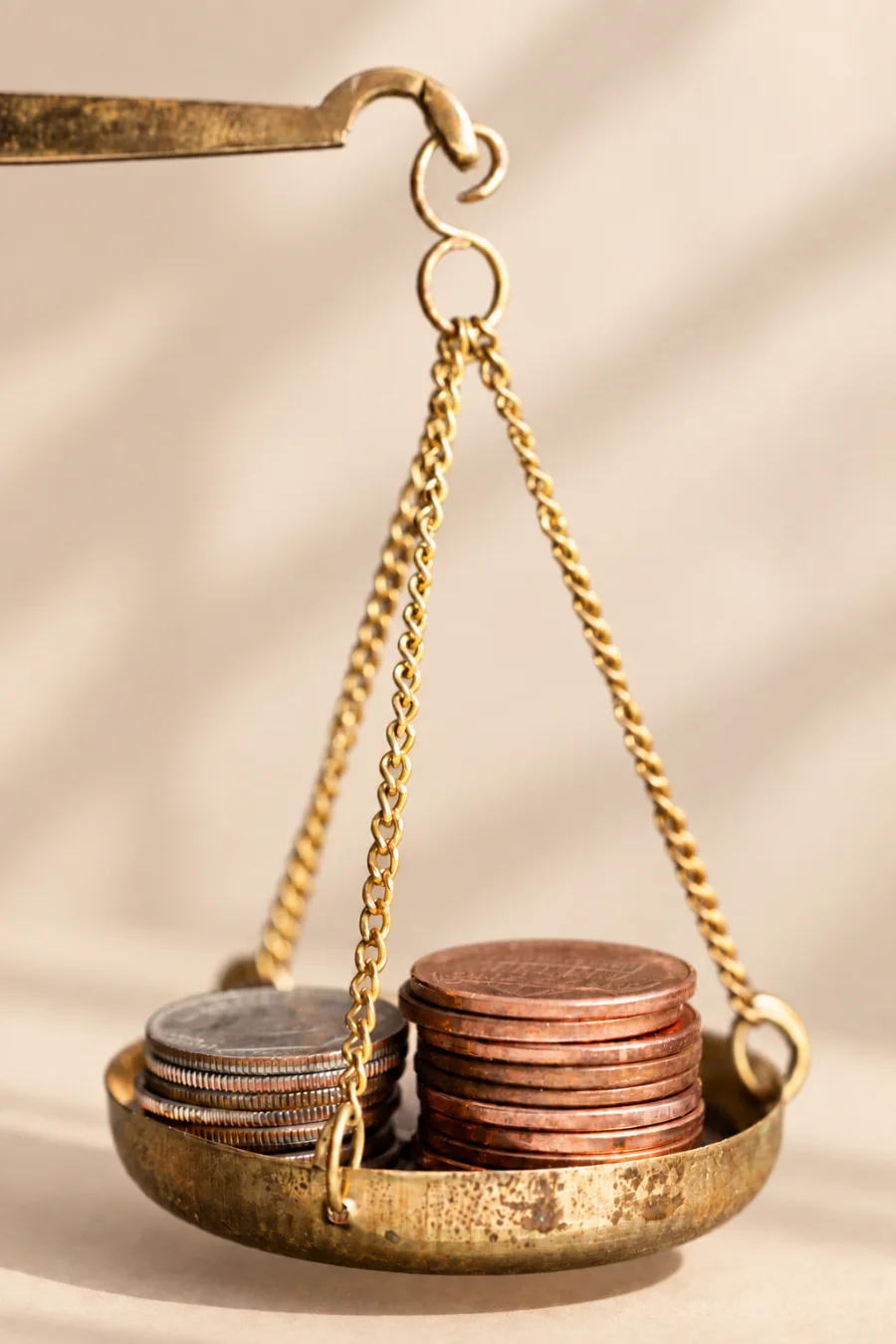 Bijoux, pièces et alliances en or près d'une balance d'atelier