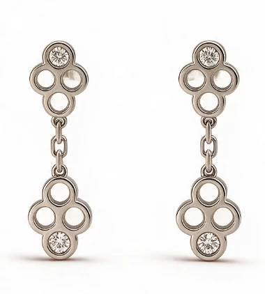 Boucles d'oreilles pendantes en or blanc serties de diamants
