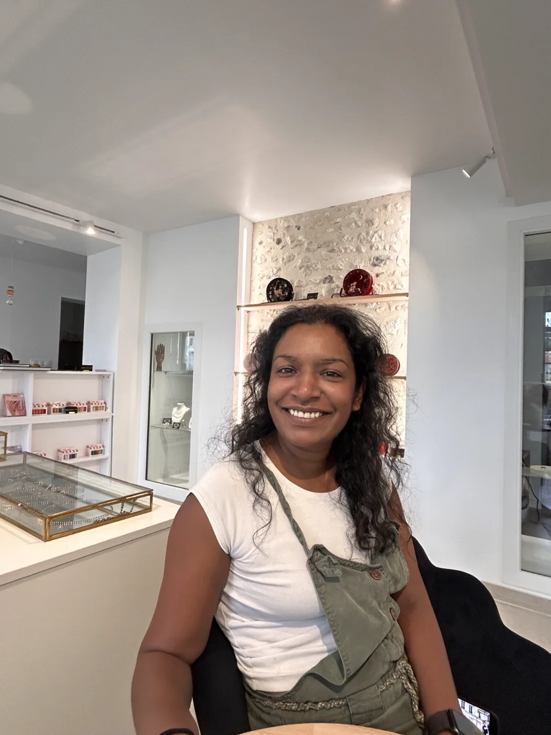 Pauline Godard, joaillière, dans sa boutique de Léré